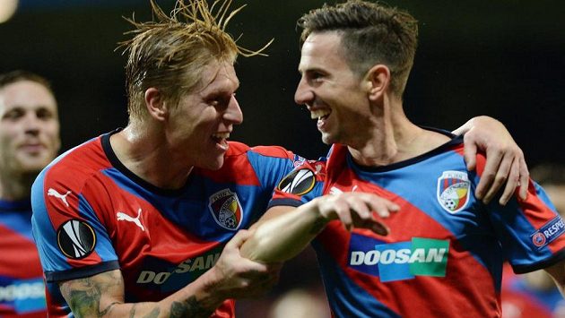 František Rajtoral (vlevo) a Milan Petržela z Plzně se radují z gólu. František Rajtoral (vlevo) a Milan Petržela z Plzně se radují z gólu.
