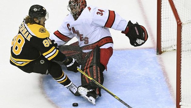 V tomto souboji krajanů byl brankář Caroliny Petr Mrázek úspěšnější, nakonec se ale z výhry a postupu do 2. kola play off NHL radoval David Pastrňák a Boston. V tomto souboji krajanů byl brankář Caroliny Petr Mrázek úspěšnější, nakonec se ale z výhry a postupu do 2. kola play off NHL radoval David Pastrňák a Boston.