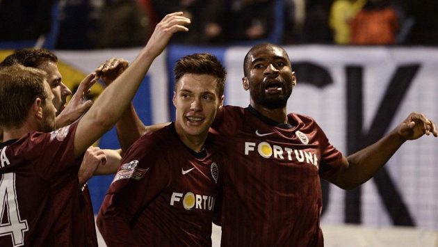 Útočník Sparty Praha Léonard Kweuke (vpravo) a Václav Kadlec oslavují jediný gól během utkání Gambrinus ligy mezi FC Baník Ostrava a AC Sparta Praha. Útočník Sparty Praha Léonard Kweuke (vpravo) a Václav Kadlec oslavují jediný gól během utkání Gambrinus ligy mezi FC Baník Ostrava a AC Sparta Praha.