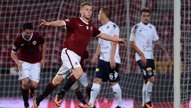 Obránce pražské Sparty Jakub Brabec oslavuje třetí gól v utkání proti Slovácku. Obránce pražské Sparty Jakub Brabec oslavuje třetí gól v utkání proti Slovácku.
