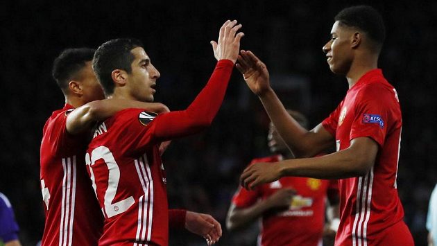 Henrik Mchitarjan (uprostřed) a Marcus Rashford oslavují úvodní gól na Old Trafford v odvetě proti Anderlechtu. Henrik Mchitarjan (uprostřed) a Marcus Rashford oslavují úvodní gól na Old Trafford v odvetě proti Anderlechtu.