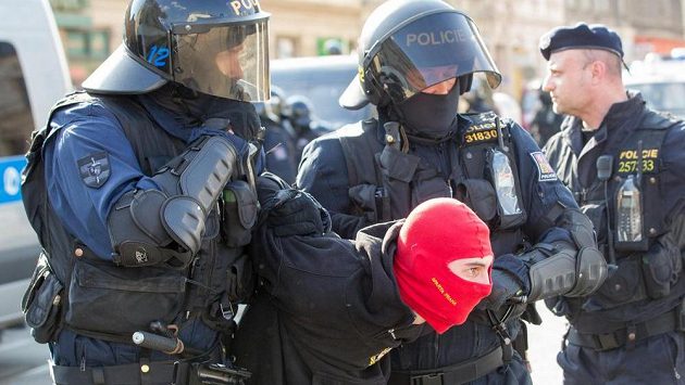 Policie zasahuje před zápasem s Baníkem Ostrava proti sparťanským fanouškům. Policie zasahuje před zápasem s Baníkem Ostrava proti sparťanským fanouškům.