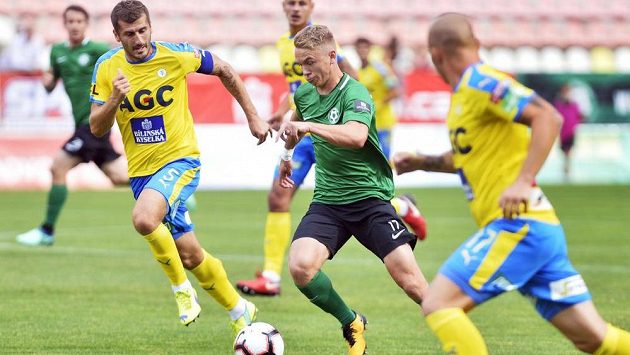 Teplický Admir Ljevakovič (vlevo) stíhá příbramského Jana Matouška v utkání úvodního kola nejvyšší soutěže. Teplický Admir Ljevakovič (vlevo) stíhá příbramského Jana Matouška v utkání úvodního kola nejvyšší soutěže.