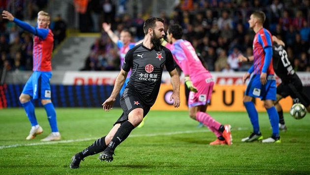 Josef Hušbauer ze Slavie Praha běží oslavovat svůj gól během utkání 14. kola Fortuna ligy v Plzni. Josef Hušbauer ze Slavie Praha běží oslavovat svůj gól během utkání 14. kola Fortuna ligy v Plzni.