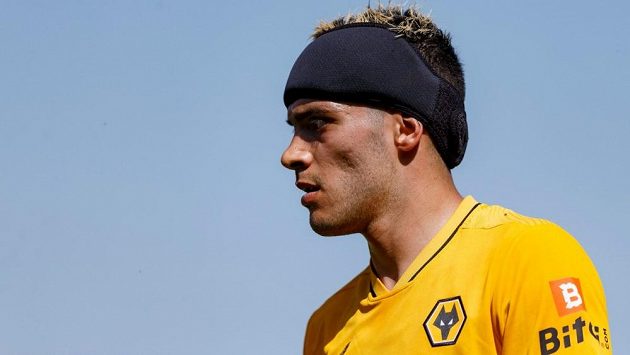 Mexický fotbalista Raúl Jiménez z Wolverhamptonu odehrál první zápas od listopadové fraktury lebky. Mexický fotbalista Raúl Jiménez z Wolverhamptonu odehrál první zápas od listopadové fraktury lebky.