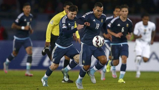 Argentinští útočníci Carlos Tévez (v popředí) a Lionel Messi. Argentinští útočníci Carlos Tévez (v popředí) a Lionel Messi.
