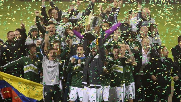 Fotbalisté Portlandu s trofejí pro vítěze MLS. Fotbalisté Portlandu s trofejí pro vítěze MLS.