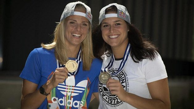 Plážové volejbalistky Markéta Sluková (vlevo) a Barbora Hermannová pózují se stříbrnými medailemi z ME. Plážové volejbalistky Markéta Sluková (vlevo) a Barbora Hermannová pózují se stříbrnými medailemi z ME.