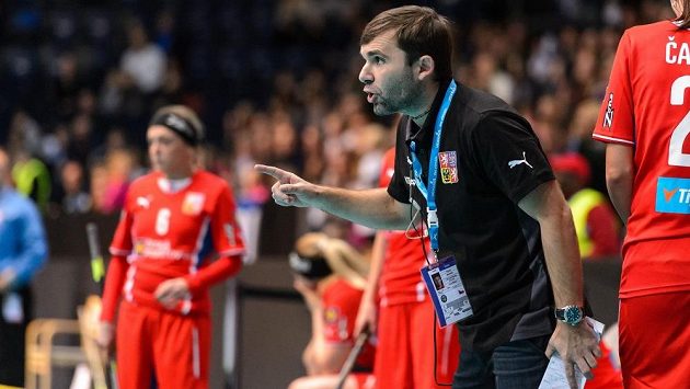 Kouč Miroslav Janovský během semifinále s Finskem. Kouč Miroslav Janovský během semifinále s Finskem.