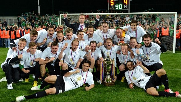 Fotbalisté Jablonce se radují z vítězství ve finále Poháru České pošty. Fotbalisté Jablonce se radují z vítězství ve finále Poháru České pošty.