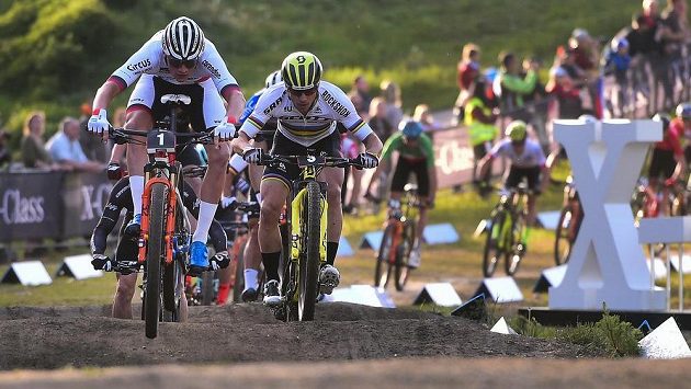 Závod SP v cross country horských kol v Novém Městě na Moravě. Zleva Mathieu Van der Poel z Nizozemska a Nino Schurter ze Švýcarska. Závod SP v cross country horských kol v Novém Městě na Moravě. Zleva Mathieu Van der Poel z Nizozemska a Nino Schurter ze Švýcarska.
