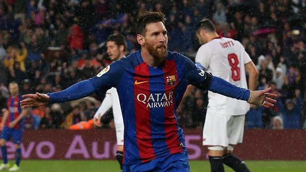 Barcelonský Lionel Messi se raduje z gólu proti Seville. Barcelonský Lionel Messi se raduje z gólu proti Seville.