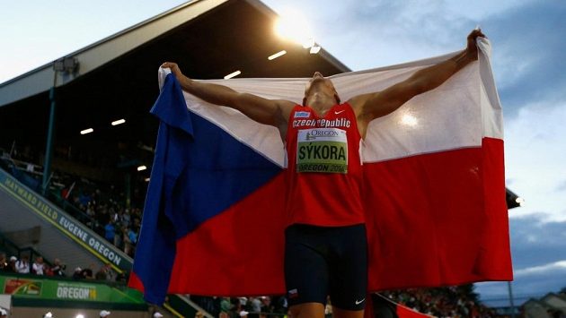 Desetibojař Jiří Sýkora se raduje ze zlata na MS juniorů v Eugene. Desetibojař Jiří Sýkora se raduje ze zlata na MS juniorů v Eugene.