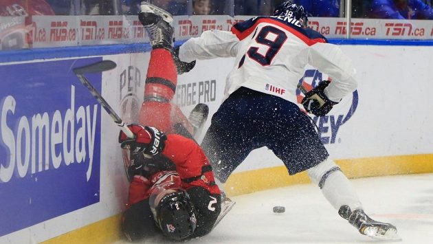 Souboj mezi kanadský bekem Jakeem Beanem (dole) a slovenským útočníkem Mariánem Studeničem. Souboj mezi kanadský bekem Jakeem Beanem (dole) a slovenským útočníkem Mariánem Studeničem.