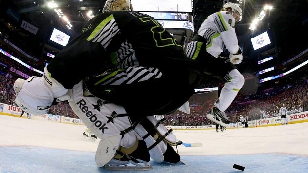 Jakub Voráček a brankář Pittsburghu Marc-André Fleury v akci při nedělním Utkání hvězd NHL v Columbusu. Jakub Voráček a brankář Pittsburghu Marc-André Fleury v akci při nedělním Utkání hvězd NHL v Columbusu.