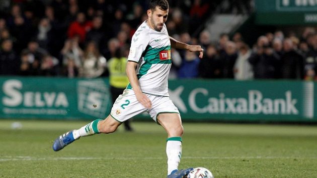Fotbalisté španělského druholigového celku Elche odmítli nastoupit k tréninku. Fotbalisté španělského druholigového celku Elche odmítli nastoupit k tréninku.