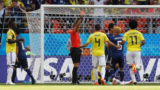 Carlos Sanchez z Kolumbie byl jako první hráč na letošním světovám šampionátu vyloučen. Carlos Sanchez z Kolumbie byl jako první hráč na letošním světovám šampionátu vyloučen.