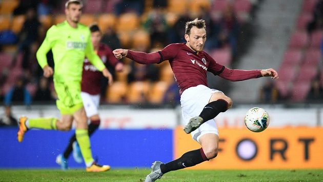 Libor Kozák střílí gól Sparty v ligovém utkání s Karvinou. Libor Kozák střílí gól Sparty v ligovém utkání s Karvinou.