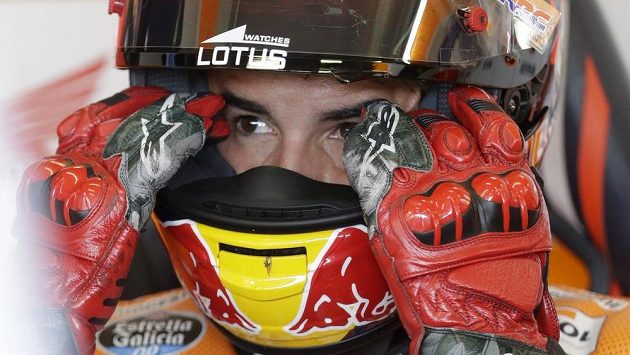 Španělský jezdec Marc Marquéz se na brněnském okruhu ve vedru koncentruje na páteční trénink. Španělský jezdec Marc Marquéz se na brněnském okruhu ve vedru koncentruje na páteční trénink.