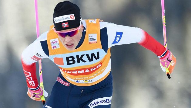 Nor Johannes Hösflot Klaebo se raduje z triumfu i v Davosu . Nor Johannes Hösflot Klaebo se raduje z triumfu i v Davosu .