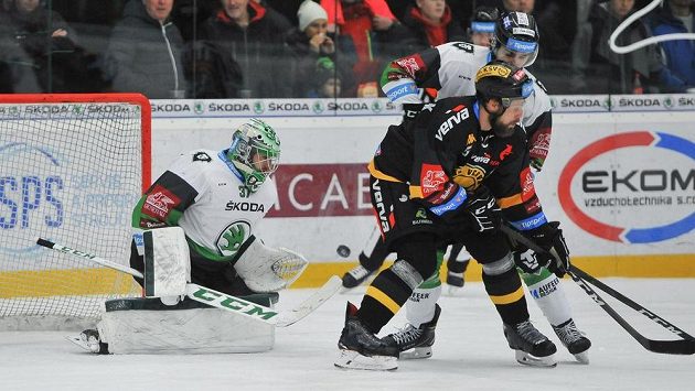 Vlevo brankář Mladé Boleslavi Gašper Krošelj, vpravo jeho spoluhráč František Hrdinka. Uprostřed Michal Trávníček z Litvínova. Vlevo brankář Mladé Boleslavi Gašper Krošelj, vpravo jeho spoluhráč František Hrdinka. Uprostřed Michal Trávníček z Litvínova.