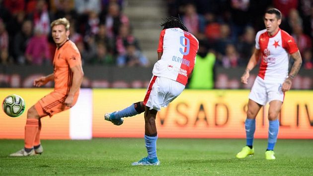 Peter Olayinka ze Slavie Praha střílí gól na 1:0 během utkání proti Mladé Boleslavi. Peter Olayinka ze Slavie Praha střílí gól na 1:0 během utkání proti Mladé Boleslavi.
