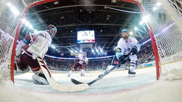 Rozhodující gól střílí liberecký útočník Michal Řepík. Vlevo brankář Tomáš Pöpperle ze Sparty Praha. Rozhodující gól střílí liberecký útočník Michal Řepík. Vlevo brankář Tomáš Pöpperle ze Sparty Praha.