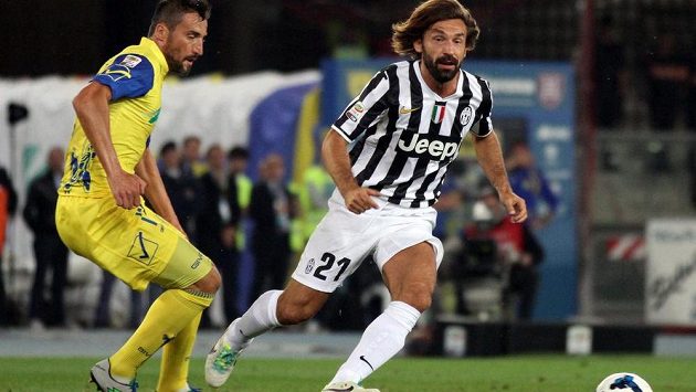 Režiséra hry Juventusu Andreu Pirla (vpravo) stráží zadák Chieva Gennaro Sardo. Režiséra hry Juventusu Andreu Pirla (vpravo) stráží zadák Chieva Gennaro Sardo.