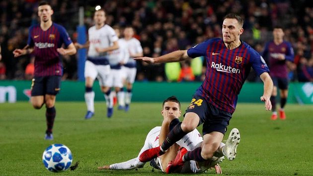 Obránce Barcelony Thomas Vermaelen padá po zákroku Erika Lamely z Tottenhamu v utkání Ligy mistrů. Obránce Barcelony Thomas Vermaelen padá po zákroku Erika Lamely z Tottenhamu v utkání Ligy mistrů.