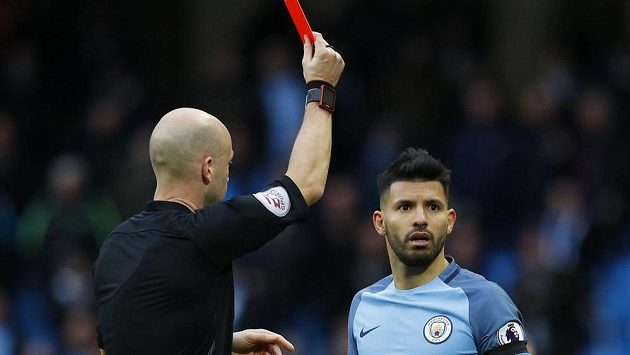Sergio Agüero z Manchesteru City dostal v závěru utkání s Chelsea červenou kartu od sudího Anthonyho Taylora. Sergio Agüero z Manchesteru City dostal v závěru utkání s Chelsea červenou kartu od sudího Anthonyho Taylora.