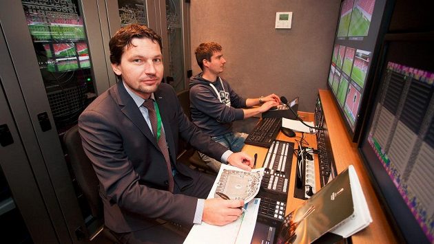 Roman Hrubeš jako první videorozhodčí usedl do přenosového vozu Roman Hrubeš jako první videorozhodčí usedl do přenosového vozu