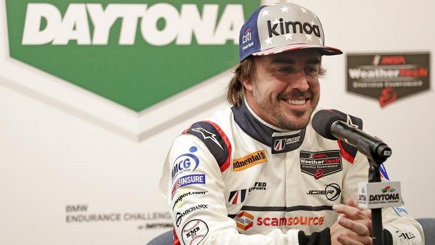 Fernando Alonso na tiskové konferenci před závodem v Daytoně. Fernando Alonso na tiskové konferenci před závodem v Daytoně.