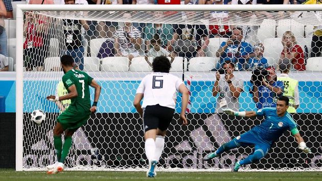Salmán Faradž (vlevo) proměňuje penaltu v nastaveném čase první půle utkání proti Egyptu. Gólman Ísam Haddarí tentokrát střelcův záměr nevystihl. Salmán Faradž (vlevo) proměňuje penaltu v nastaveném čase první půle utkání proti Egyptu. Gólman Ísam Haddarí tentokrát střelcův záměr nevystihl.