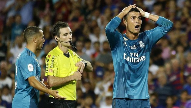 Jako kdyby Cristiano Ronaldo nevěřil, že dostal od rozhodčího červenou kartu. A teď zírá ještě víc, kvůli trestu si nezahraje pět utkání. Jako kdyby Cristiano Ronaldo nevěřil, že dostal od rozhodčího červenou kartu. A teď zírá ještě víc, kvůli trestu si nezahraje pět utkání.