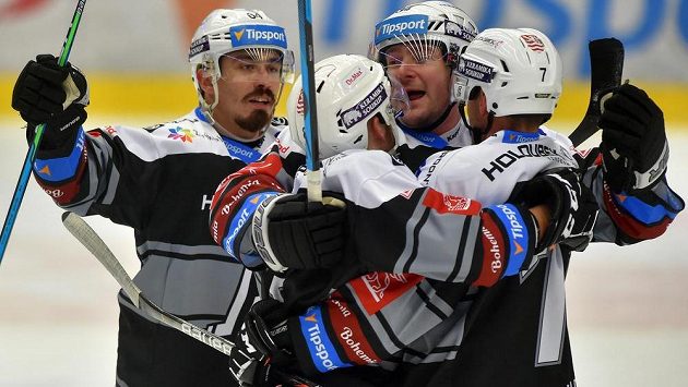 Hráči Karlových Varů se radují z vyrovnávacího gólu, zleva Martin Kohout, Ondřej Beránek, Václav Skuhravý a Michal Plutnar. Hráči Karlových Varů se radují z vyrovnávacího gólu, zleva Martin Kohout, Ondřej Beránek, Václav Skuhravý a Michal Plutnar.