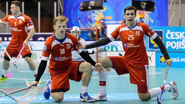 Ondřej Mikeš (vlevo) a Tom Ondrušek brání standardní situaci soupeře. Ondřej Mikeš (vlevo) a Tom Ondrušek brání standardní situaci soupeře.