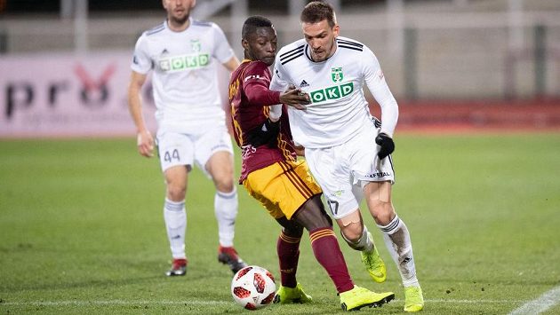 Dávid Guba z Karviné a Mohamed Doumbia z Dukly na rchivním snímku. Dávid Guba z Karviné a Mohamed Doumbia z Dukly na rchivním snímku.
