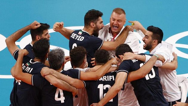Volejbalisté Íránu se radují z výhry nad Polskem na olympijských hrách v Tokiu. Volejbalisté Íránu se radují z výhry nad Polskem na olympijských hrách v Tokiu.