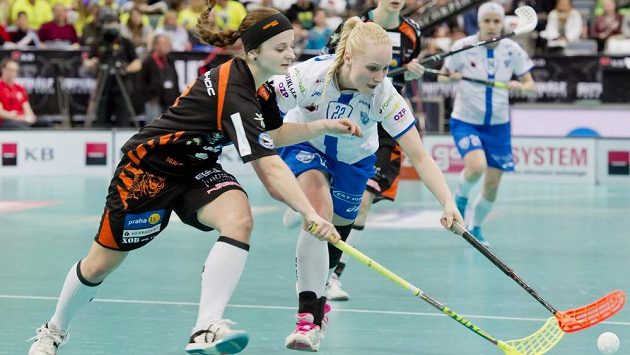 Martina Řepková z Chodova (vpravo) v souboji o míček s Terezou Pilíkovou z Herbadentu. Martina Řepková z Chodova (vpravo) v souboji o míček s Terezou Pilíkovou z Herbadentu.