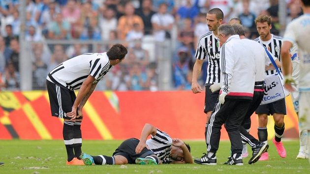 Zraněný Sami Khedira bude Juventusu chybět zhruba dva měsíce. Zraněný Sami Khedira bude Juventusu chybět zhruba dva měsíce.