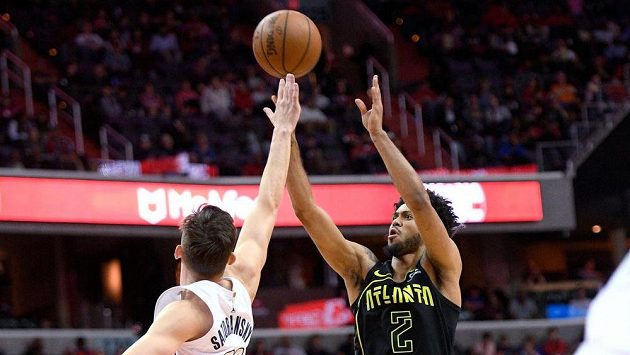 Tyler Dorsey z Atlanty zakončuje přes českého rozehrávače Washingtonu Tomáše Satoranského v zápase NBA. Tyler Dorsey z Atlanty zakončuje přes českého rozehrávače Washingtonu Tomáše Satoranského v zápase NBA.