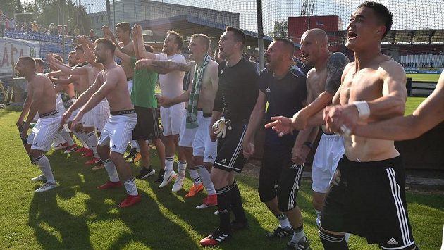 Karvinští fotbalisté oslavují záchranu v první lize. Karvinští fotbalisté oslavují záchranu v první lize.