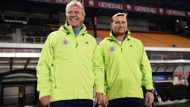 Trenér Slovanu Bratislava Jozef Chovanec (vlevo) a asistent Horst Siegl na letenském stadiónu během tréninku. Trenér Slovanu Bratislava Jozef Chovanec (vlevo) a asistent Horst Siegl na letenském stadiónu během tréninku.