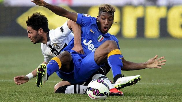 Pedro Mendes z Parmy (vlevo) a Kingsley Coman z Juventusu bojují o míč. Pedro Mendes z Parmy (vlevo) a Kingsley Coman z Juventusu bojují o míč.