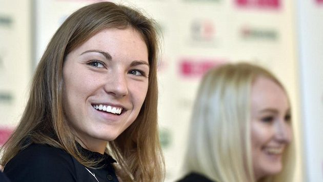 Kapitánka české florbalové reprezentace Eliška Krupnová, vpravo útočnice Martina Řepková před mistrovstvím světa florbalistek, které se hraje od 7. do 15. prosince ve švýcarském Neuchatelu. Kapitánka české florbalové reprezentace Eliška Krupnová, vpravo útočnice Martina Řepková před mistrovstvím světa florbalistek, které se hraje od 7. do 15. prosince ve švýcarském Neuchatelu.