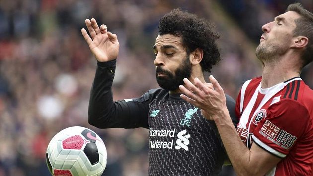 Mohamed Salah (vlevo) z Liverpoolu v souboji s Endou Stevensem ze Sheffieldu United. Mohamed Salah (vlevo) z Liverpoolu v souboji s Endou Stevensem ze Sheffieldu United.