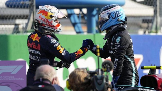 Max Verstappen (vlevo) gratuluje Valtterimu Bottasovi k triumfu ve sprintu v Monze. Fin nicméně odstartuje do Velké ceny Itálie z posledního místa kvůli výměně motoru. Max Verstappen (vlevo) gratuluje Valtterimu Bottasovi k triumfu ve sprintu v Monze. Fin nicméně odstartuje do Velké ceny Itálie z posledního místa kvůli výměně motoru.