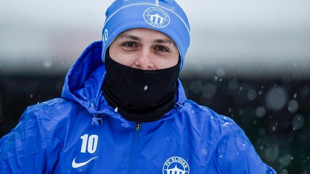 Miloš Bosančič přichází na první trénink v Liberci, kterým fotbalisté zahájili zimní přípravu. Miloš Bosančič přichází na první trénink v Liberci, kterým fotbalisté zahájili zimní přípravu.