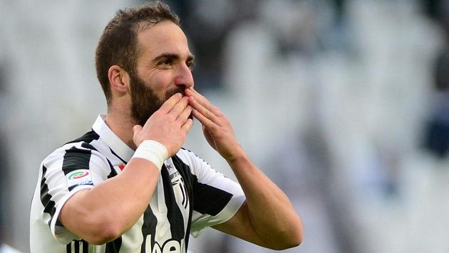 Argentinský střelec Higuaín vstřelil v Serii A hattrick a i díky němu vyhrál Juventus nad Sasuolem 7:0. Argentinský střelec Higuaín vstřelil v Serii A hattrick a i díky němu vyhrál Juventus nad Sasuolem 7:0.