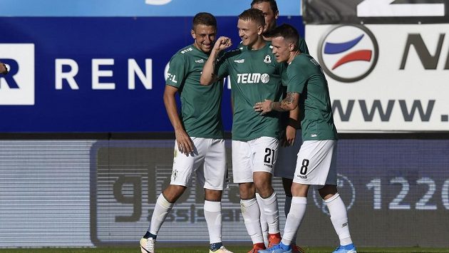 Jablonečtí fotbalisté Jan Matoušek s Janem Sýkorou se radují z vítězné branky proti Opavě v 5. kole. Jablonečtí fotbalisté Jan Matoušek s Janem Sýkorou se radují z vítězné branky proti Opavě v 5. kole.